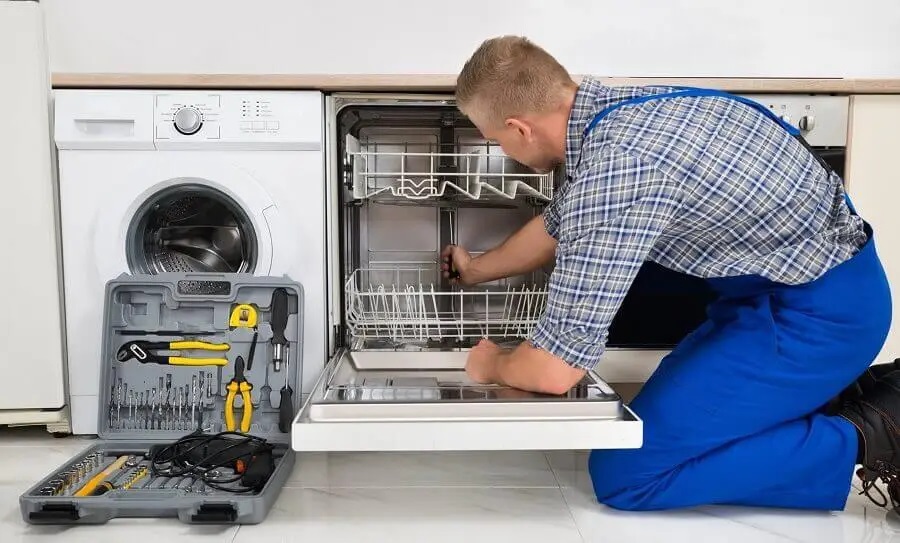 Kocaali Hoover servisi teknisyen ekibi beyaz eşya tamiri yaparken